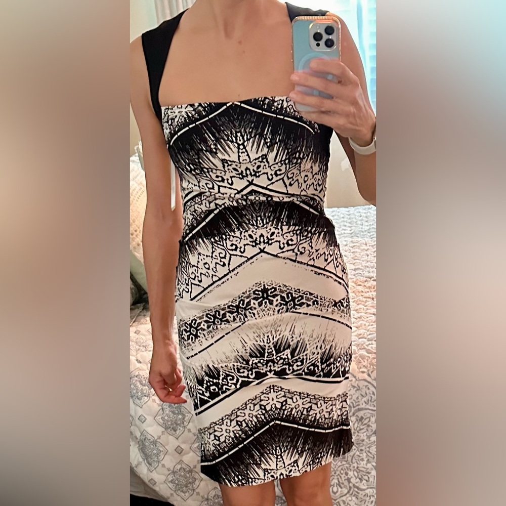 Nicole Miller Fitted Ruched Black /White Patterned Sleeveless Mini Dress size 8